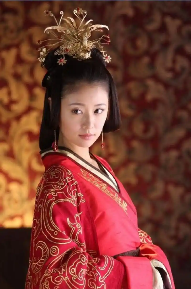 古装剧中女星皇后造型:热巴高贵,林心如少女,而她却美出新高度