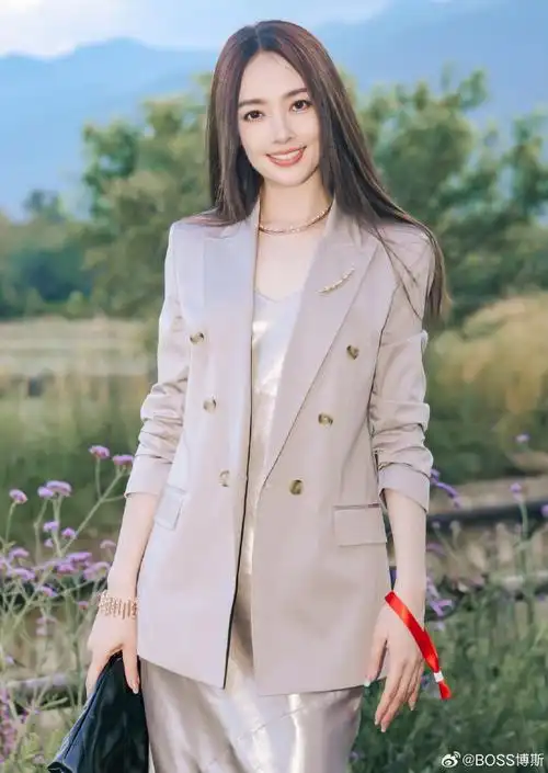 演员@郭碧婷身着#boss2024春夏系列#米色缎面西装外套搭配同色系亮面