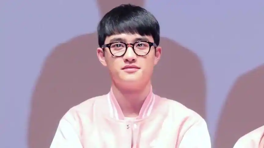 难得看到都暻秀带眼镜 这孩子看到女生笑得很开心