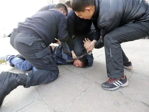 现实生活中我们警察是怎样抓人的跟电视剧中警察抓坏蛋不一样的