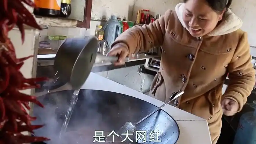 陈说美食胖妹出钱盖房因收入太高竟然被网友质疑作秀