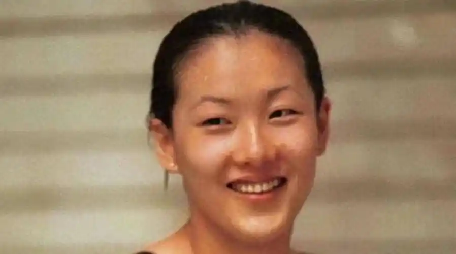 丈夫与闺蜜传绯闻,伏明霞转身举行婚礼,今一家五口出游生活幸福