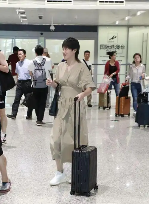 刘翔二婚老婆挺普通穿简约连衣裙梳鲶鱼头路人感十足