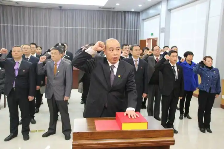 随后,领誓人左手抚宪法,右手举拳,领诵誓词,其他宣誓人列队跟诵誓词