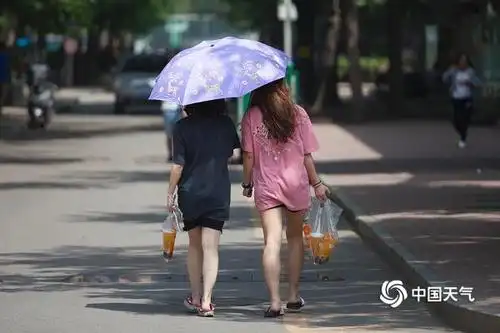 北京气温破30晴热暴晒街头行人着装清凉