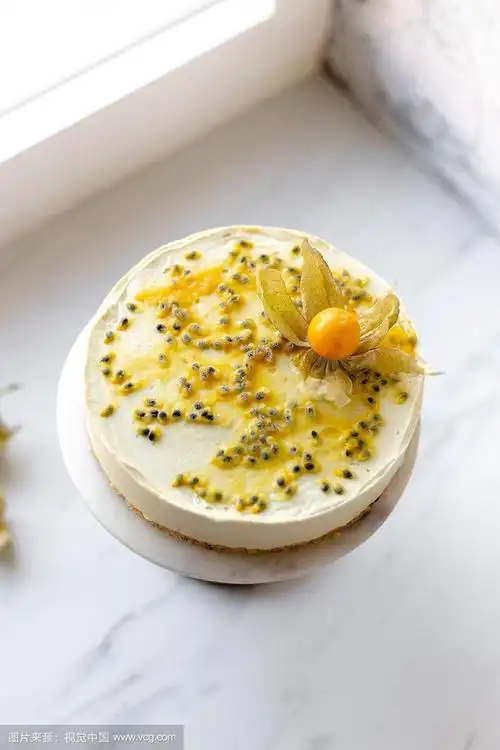 西番莲素食芝士蛋糕与酸浆在大理石背景与复制空间