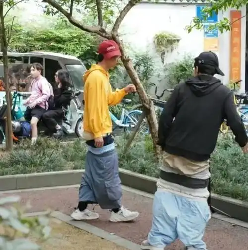 活久见成都太古里惊现怪异穿搭真是饱了眼福长了见识