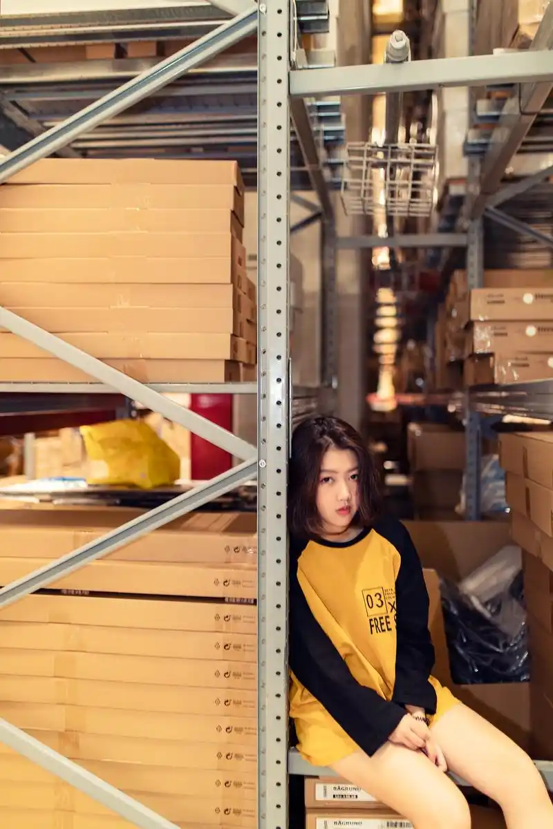 人像摄影 女同事做仓库保管