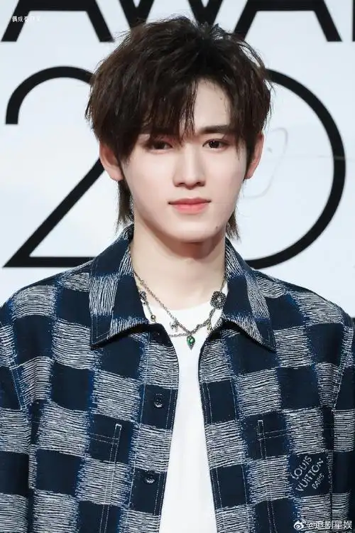 宋亚轩棋盘格牛仔套装看秀造型##时代少年团lv大秀造型