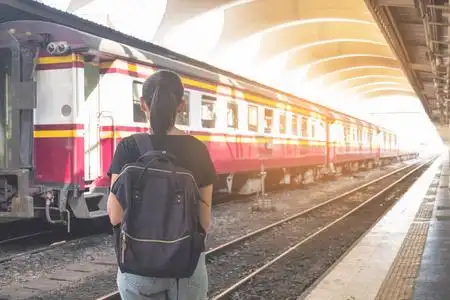 火车站站台上的孤独女子想家照片