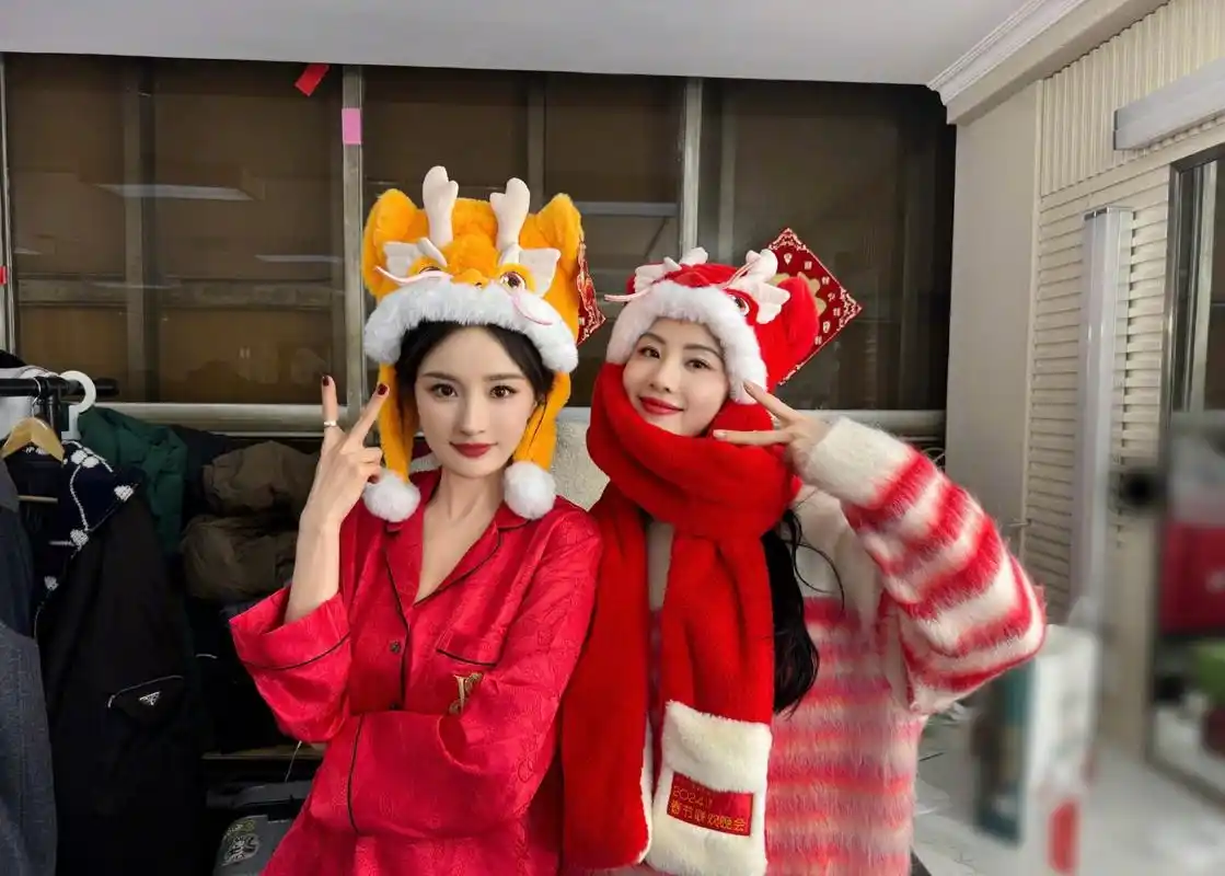 杨幂刘诗诗春晚后台合照,大幂幂还穿着睡衣,太可爱了,新的一年,诗幂cp