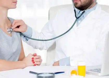 医生用听诊器听病人的胸腔.检查患者心脏跳动照片