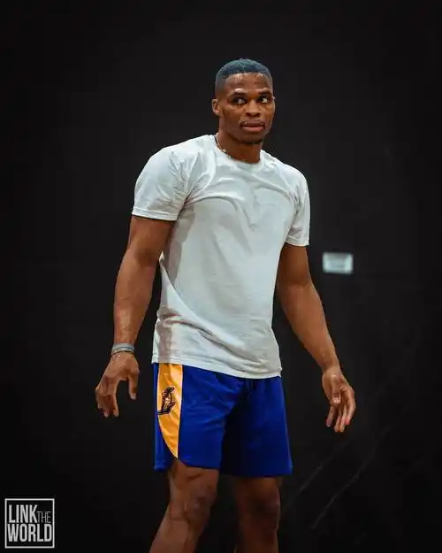 组图:威少休赛期纽约开练 身材保持完美心情大好