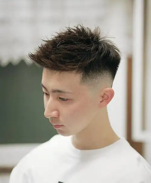 夏季男发别乱剪,想要清爽还是两侧铲短发型,时尚还帅气