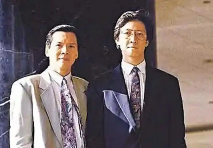 向华胜和向华强看到这种情况也是始料未及,可他们身上哪有钱?