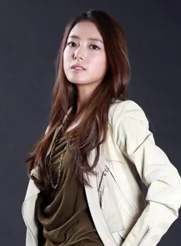 李世英美丽蜕变长发散发青春气息