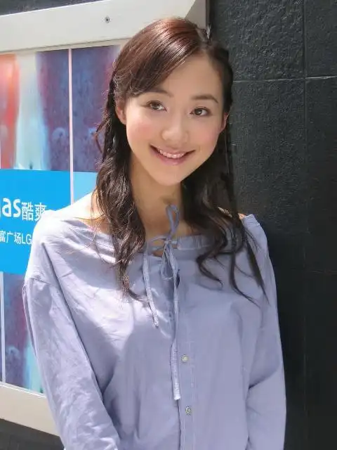 "玉女掌门"韩雪,早期身穿一袭紫色长裙,甜美笑容令人陶醉