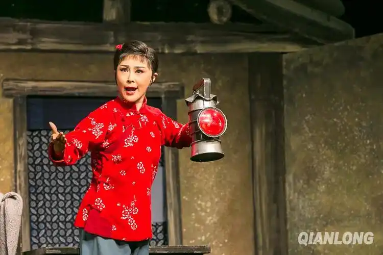 7月29日,由北京京剧院组织的经典现代戏系列展演《红灯记》的演出现场