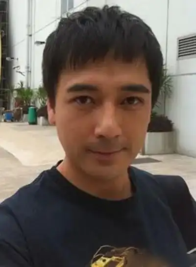 他是有名的舞台剧大王,在tvb跑了20年龙套,50岁成冻龄男神|tvb|演员