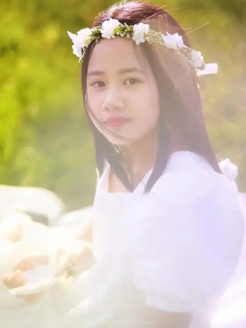 77呼市草坪外景照12岁女孩小仙女太美了