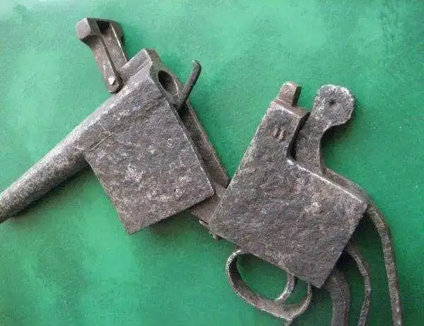 这是一杆河北八路军民兵用的土炮,炮身是榆树树干掏空后嵌上铁管,外面