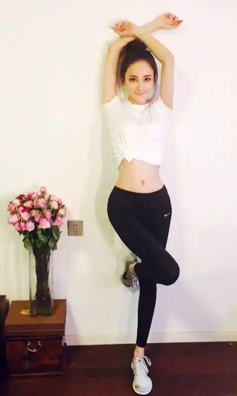 刘雨欣扎丸子头练普拉提 出席活动加筷子变御姐