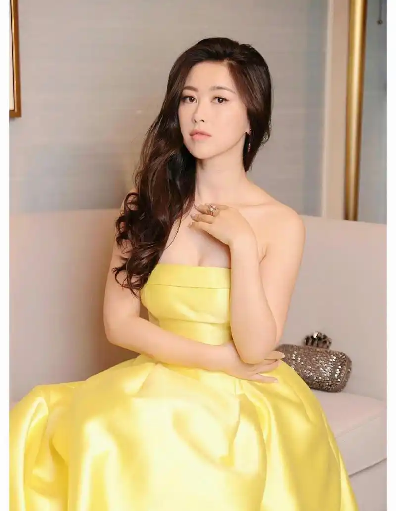 朱珠大秀新造型,一袭黄色抹胸尽显减龄活力,性感又不失可爱,女人味又