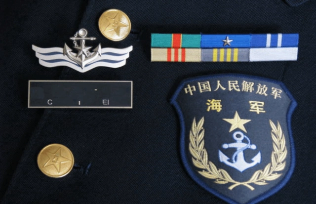 军装胸前那块花花绿绿的板子是干什么的,为什么中美都有?