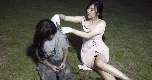 披头散发的女人跪在地板上一刀一刀剁着垫在棉被上的无头尸体