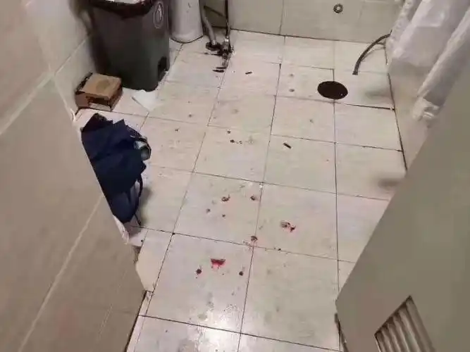 几名身穿白大褂的医务工作人员从上传的照片和视频看,该网友还爆料:就