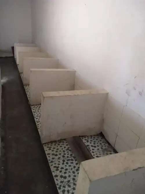 厕所是卫生死角,校长担重担.看,走进厕所,心里也舒服.