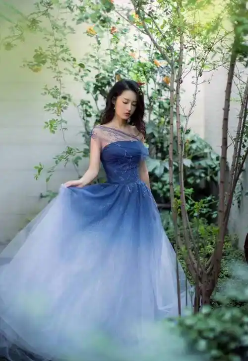李沁穿礼服好美,一身深蓝色渐变连衣裙拍写真,卷发披肩清新脱俗_感觉
