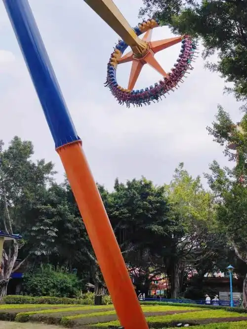 嘴里只有"妈妈呀,放我下来吧"第二站直奔大摆锤,说一下我的亲身