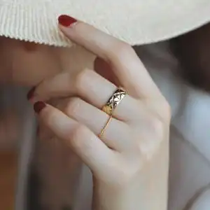 戒指女食指大牌图片