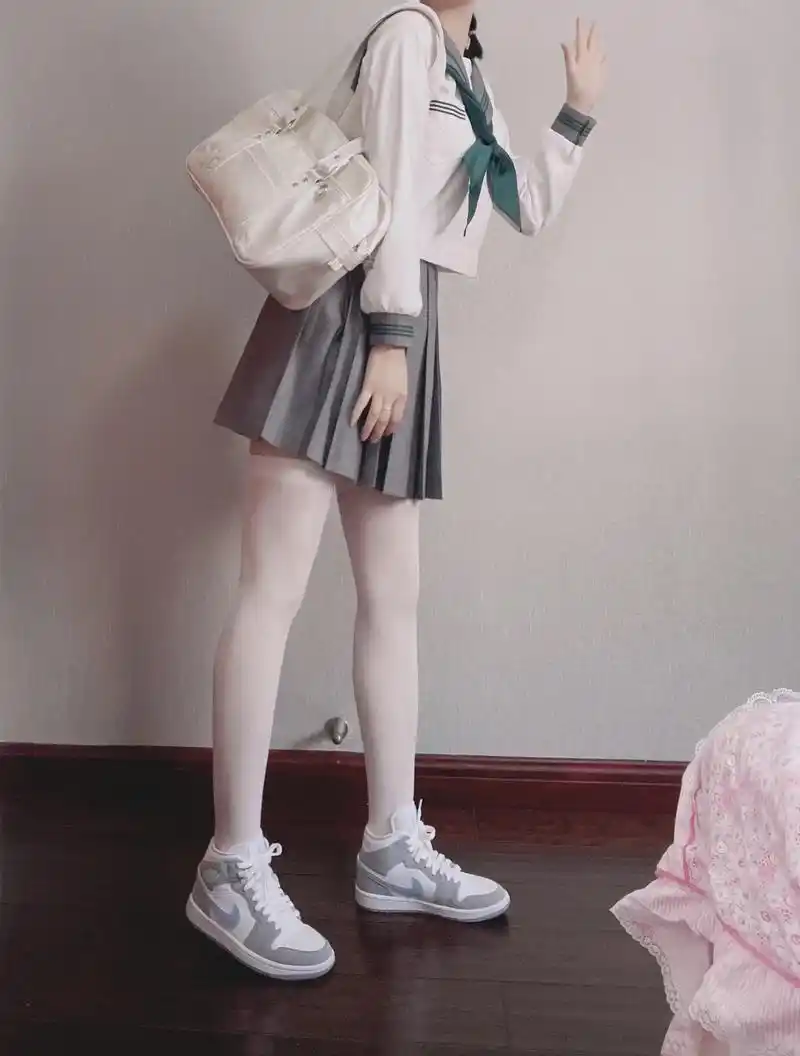 我可以用脚脚踩你的aj吗? #jk制服   #袜子 #腿   - 抖音