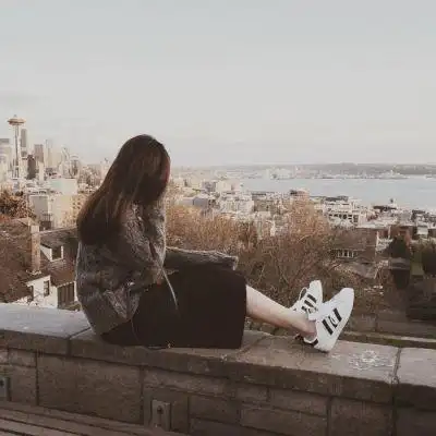 伤感背影图片女生_女生一个人伤感背影