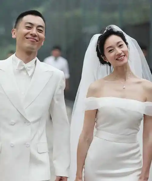 "宠妻狂魔"朱亚文:一家四口其乐融融,我的荷尔蒙只对老婆释放_父母