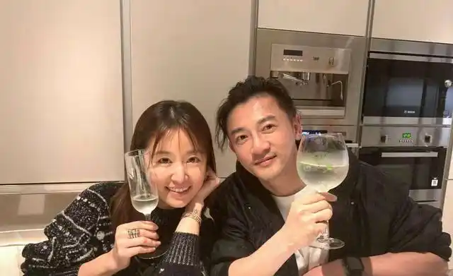 就有台媒报道,知名男星苏有朋已经秘密结婚十年,女方正是其经纪人amy