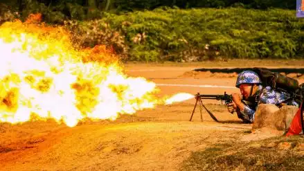 欧美喷火器能喷十几次,我军最多只能喷3次,为啥我军还拒绝改进