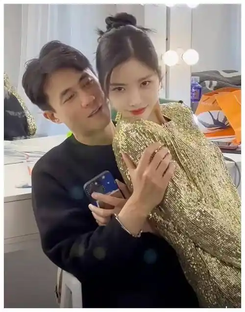 杜淳老婆自信全素颜,眼部问题引讨论,肌肤惹羡慕._王灿_互动_化妆