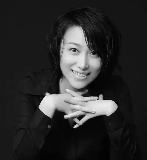 演员跟演员也是不一样的,出道这么多年,在浮躁的演艺圈里,丁柳元坚守