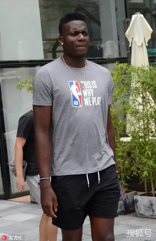 "饼皇"卡佩拉现上海街头 脖挂金链比保镖高两头