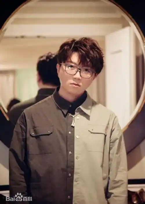 毛不易,本名王维家,1994年出生于黑龙江省齐齐哈尔市泰来县,一个普通