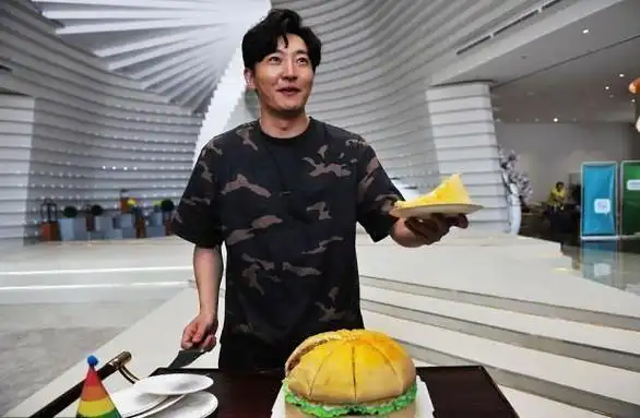 郭京飞的迷彩t恤挺显瘦的配紧身裤却不庸俗意外的出彩