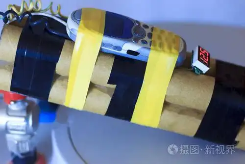 一个带手机的炸弹.在引爆器的帮助下炸毁恐怖分子浅深度切割