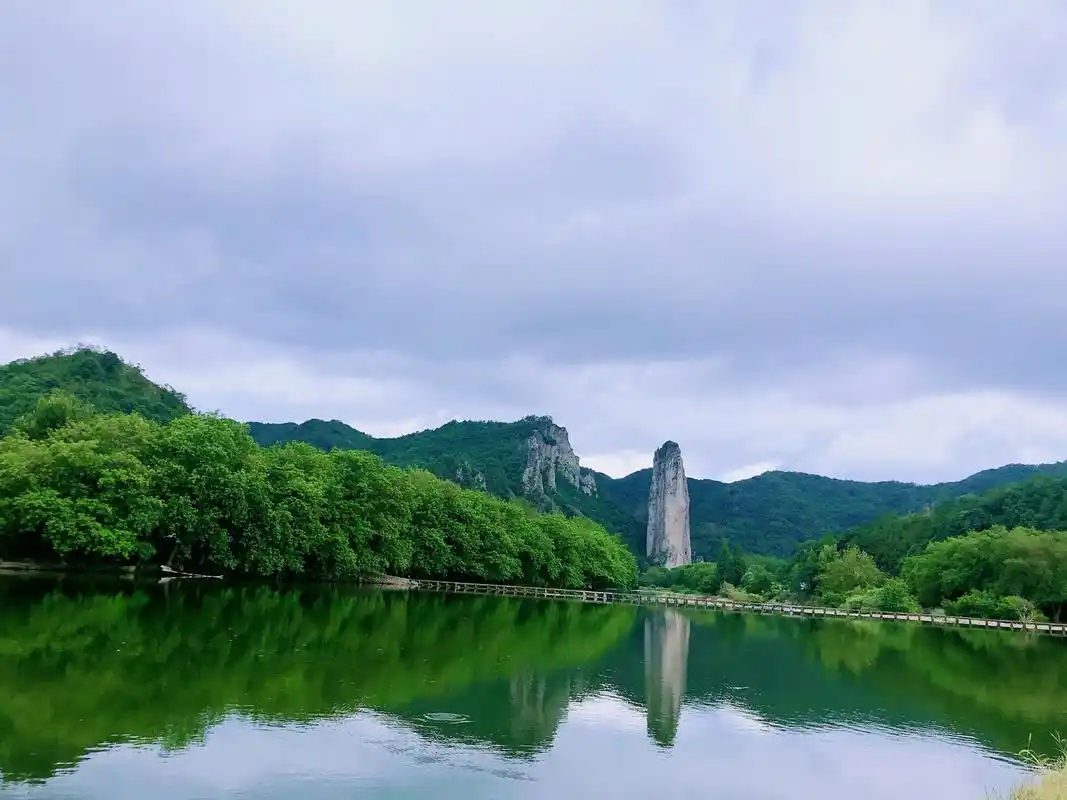 缙云仙都的鼎湖峰 朱潭山 缙云这个地方是无意中看到的,也是因那张在