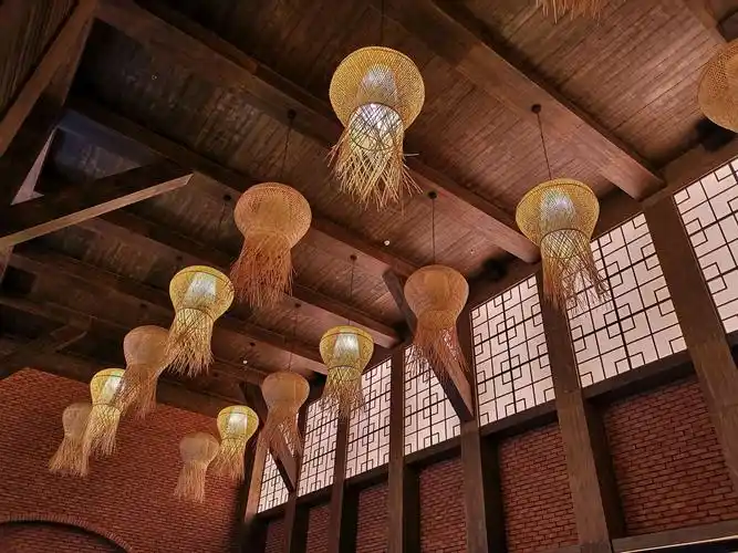 充满唐代建筑风格的室内房顶挂着一个个的竹篾灯笼.