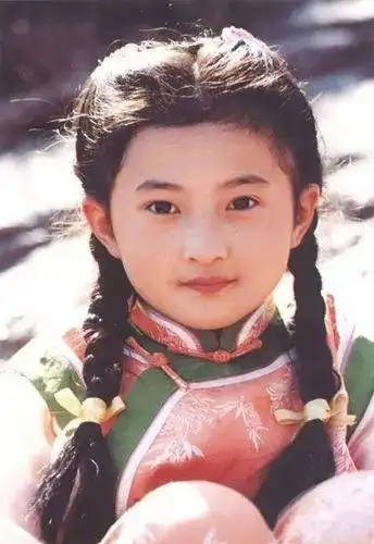 1991年饰演小草《青青河边草》剧照▼那首青青河边草又唱哭了多少人