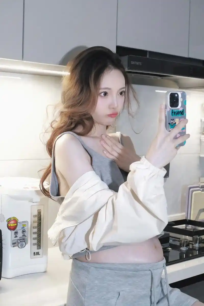 0元在家自拍孕妇照!一个厨房搞定清冷感