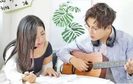 人说是丁爽,那到底是不是呢,首先告诉大家的是丁爽并不是刘维的女朋友